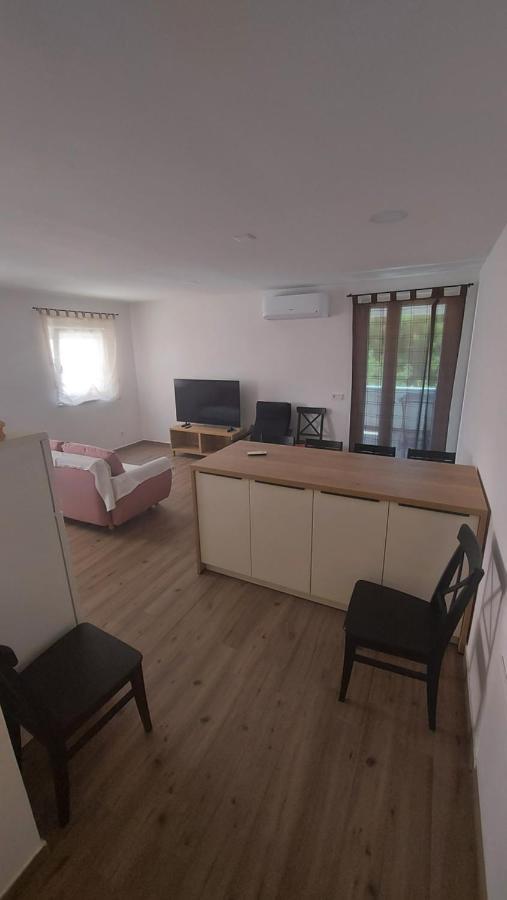 Apartmani Mlinar - Two Bedroom Apartment With Seaview Гребастика Экстерьер фото